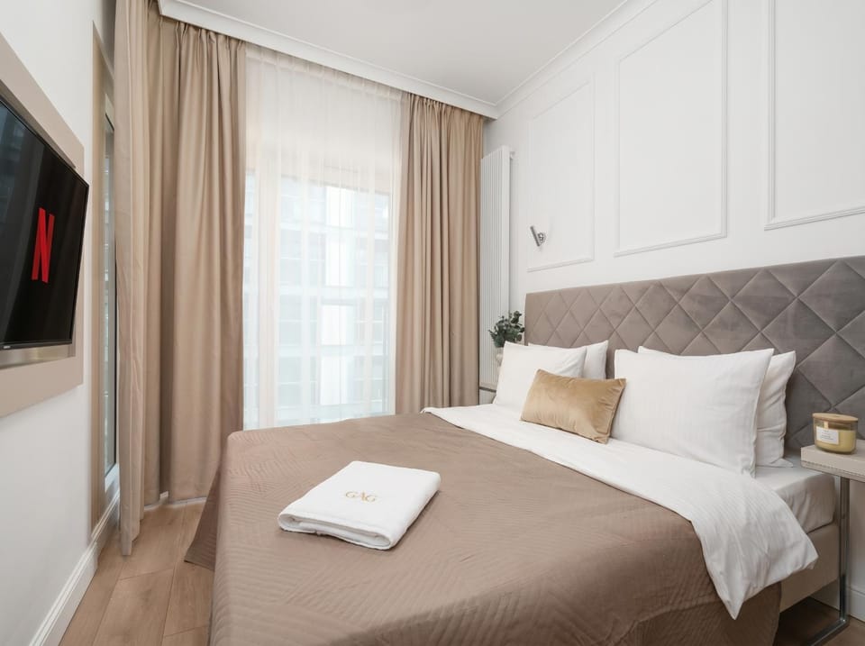 Bed, TV and multimedia, Photo of the whole room, Bedroom, towels