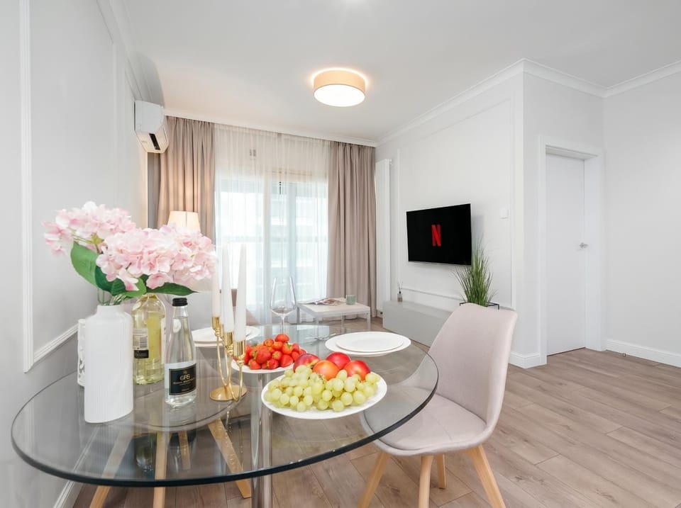 TV and multimedia, Living room, Food and drinks, Seating area, Dining area, Food, Drinks