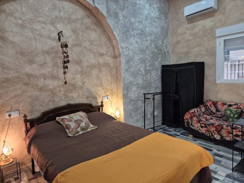 Bed, Photo of the whole room, Bedroom, air conditioner