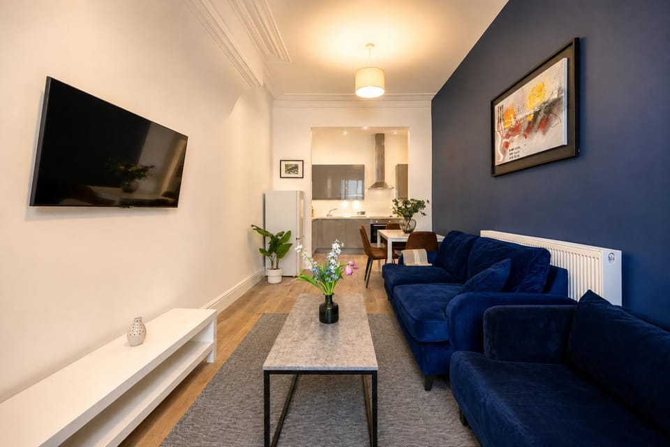 TV and multimedia, Kitchen or kitchenette, Living room, Seating area, Dining area