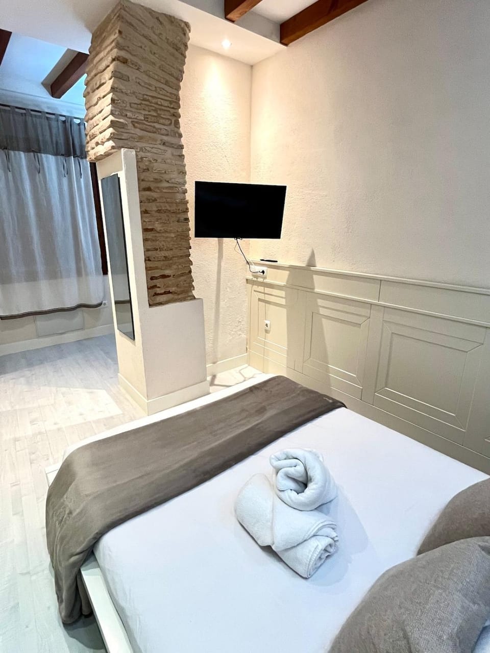 Bed, TV and multimedia, Bedroom