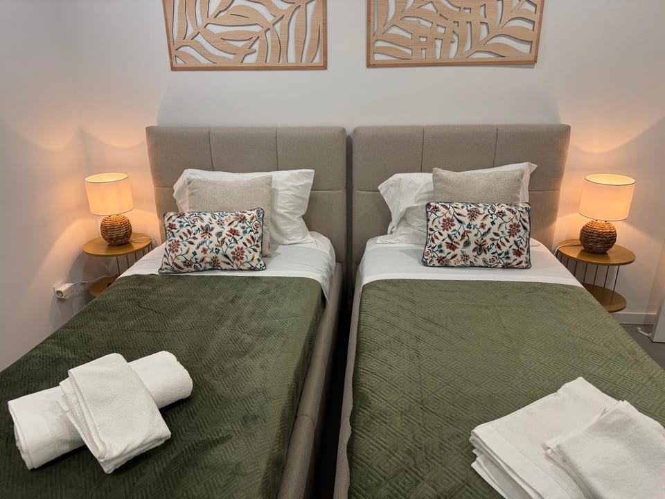 Bedroom, towels