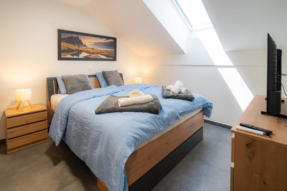 Bed, TV and multimedia, Bedroom