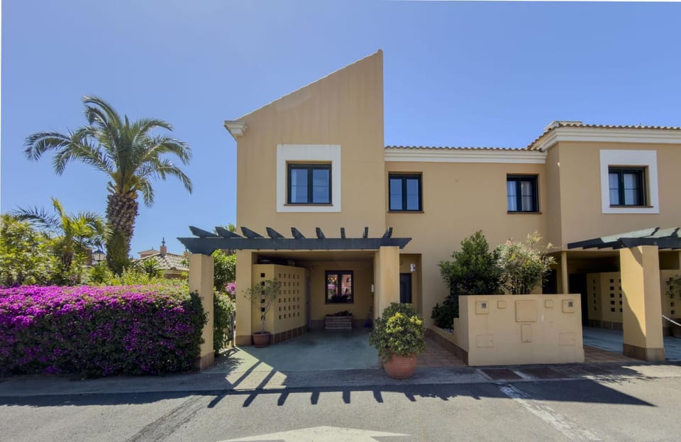 Property building, Facade/entrance, Off site