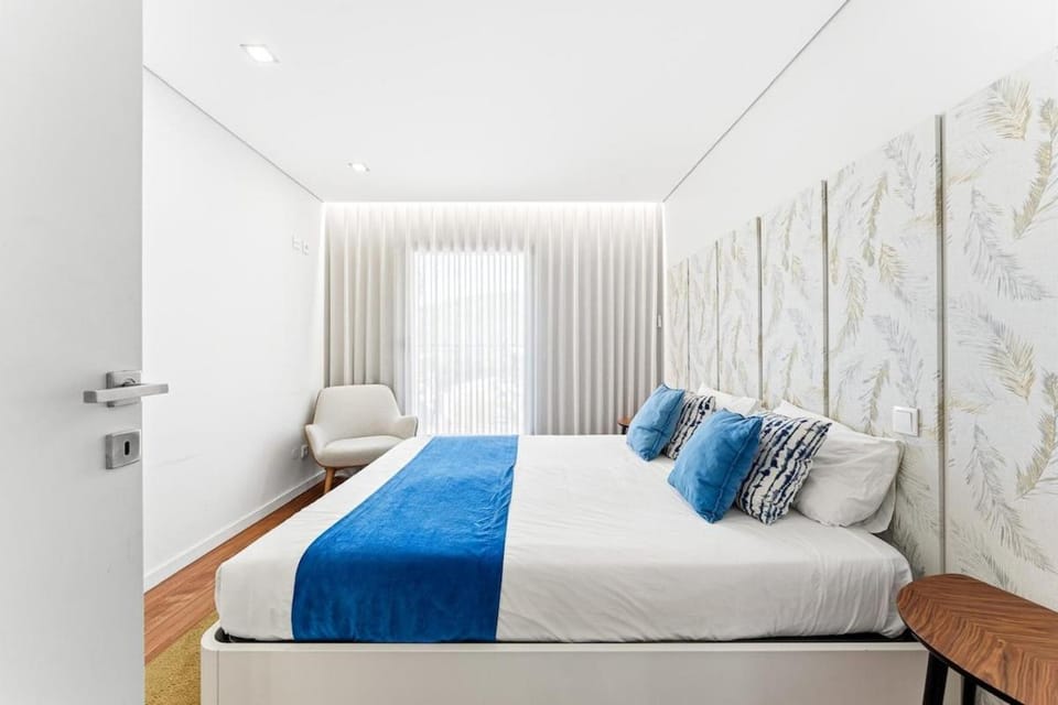 Porto Luxury Riverside Retreat with Douro Views & Garage Apartment in Porto