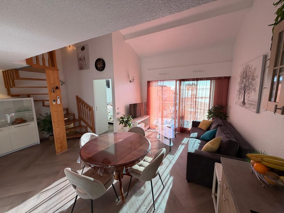 TV and multimedia, Living room, Dining area