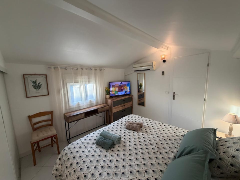 Bed, TV and multimedia, Photo of the whole room, Bedroom