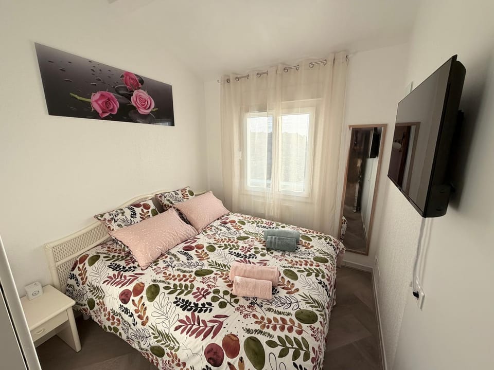 Bed, TV and multimedia, Bedroom, towels