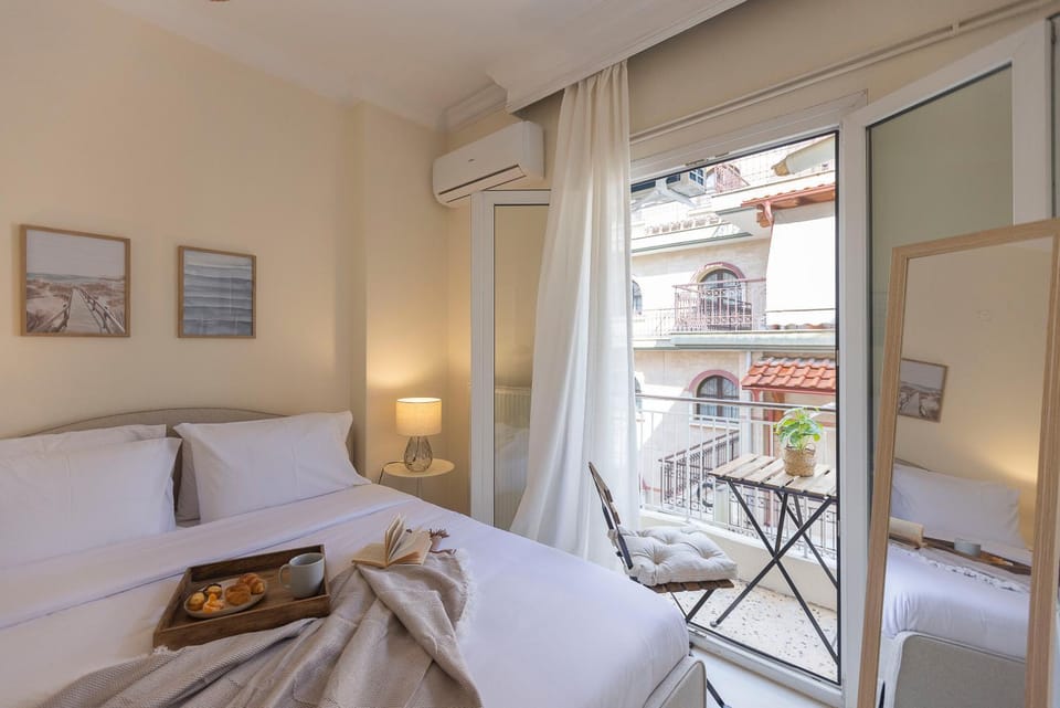 Quiet Corner Penthouse , 3BR Heart of Thessaloniki Apartment in Thessaloniki