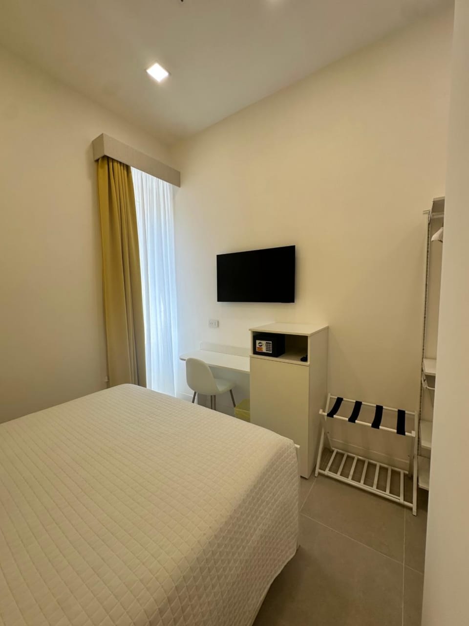 Bed, TV and multimedia, Bedroom