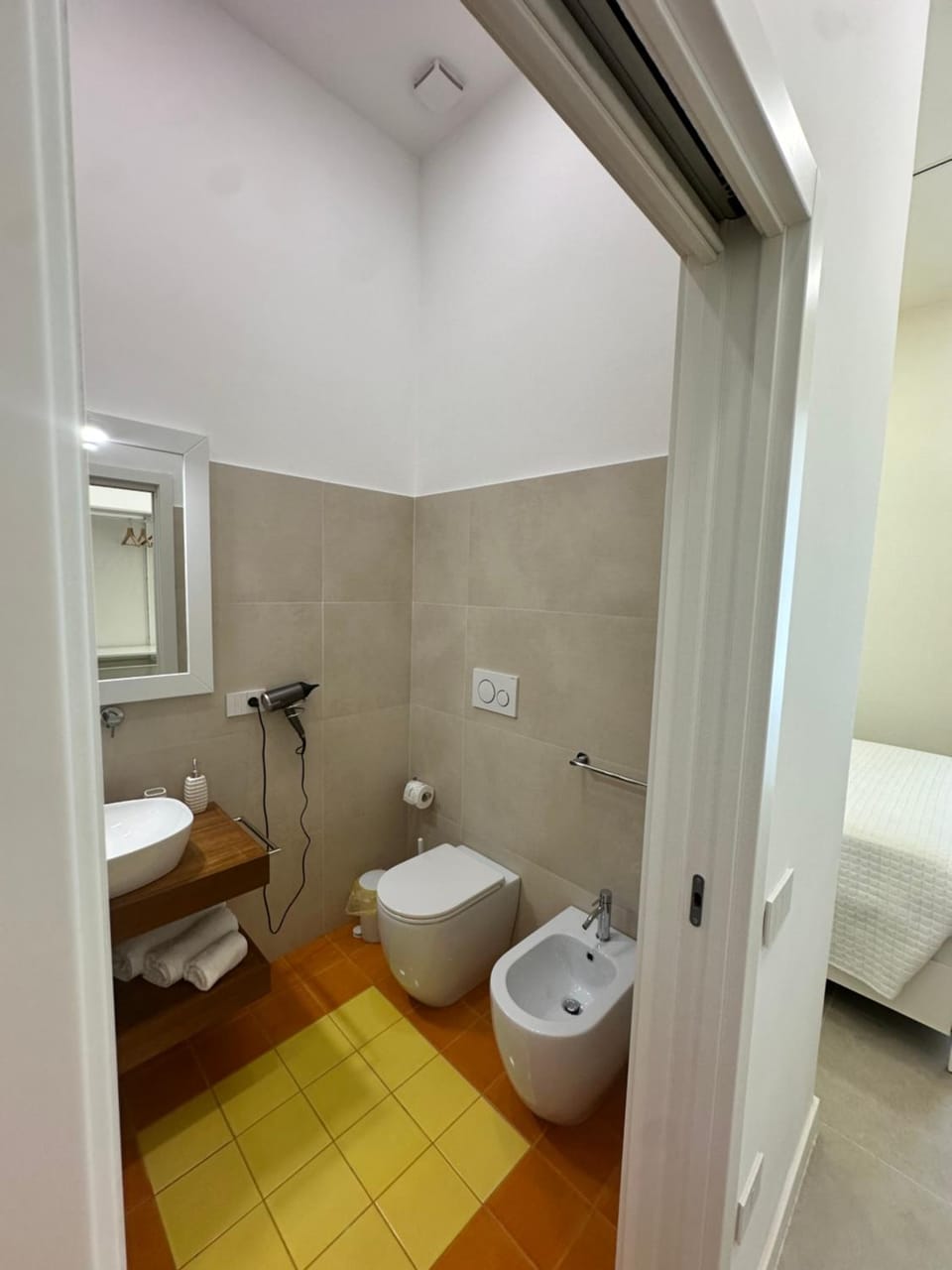 Shower, Toilet, Bathroom, Photo of the whole room, bidet, towels