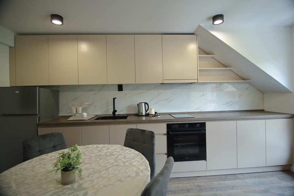 Kitchen or kitchenette, Dining area, stove