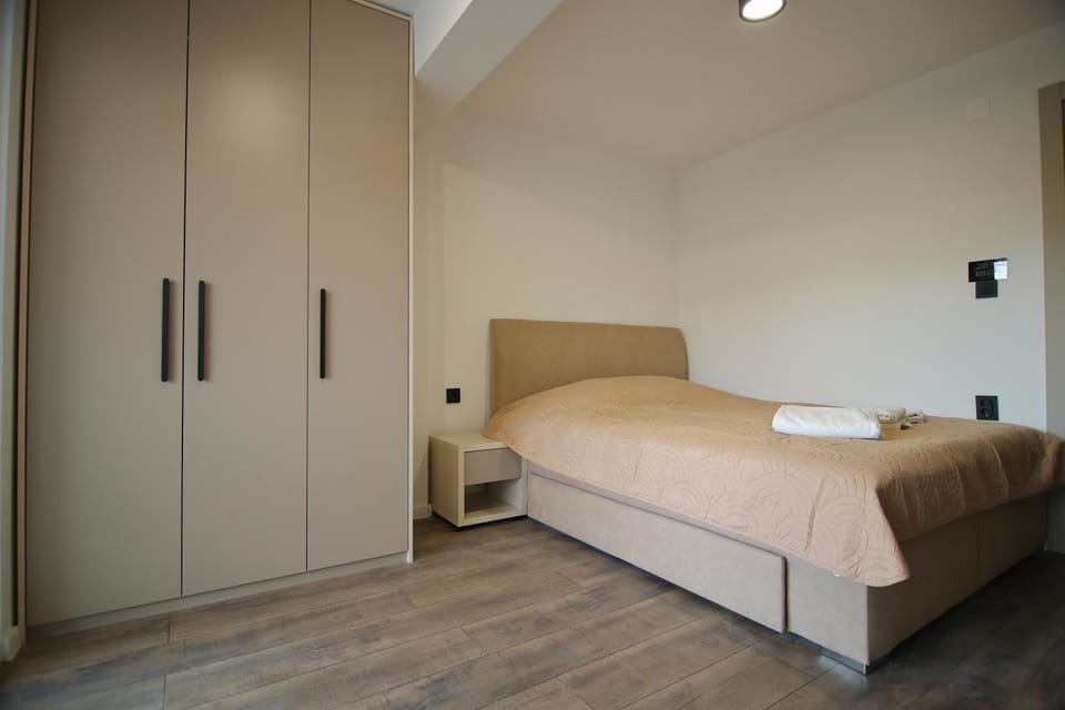 Bed, Bedroom, towels, wardrobe