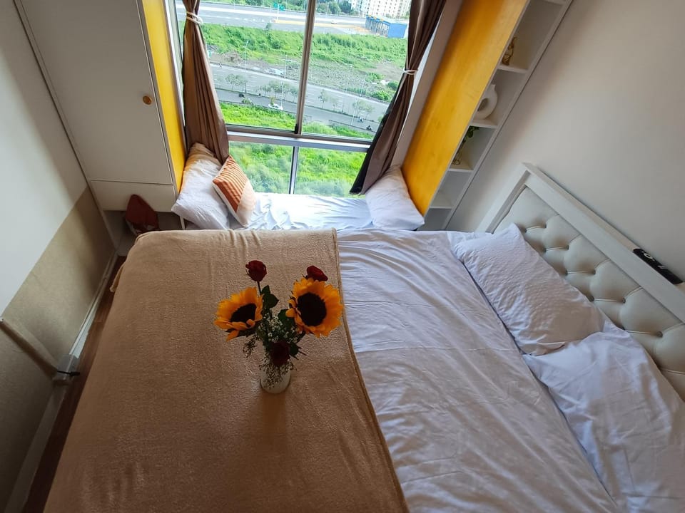 A slice of Peace Staycation near Airport Apartment in Las Pinas