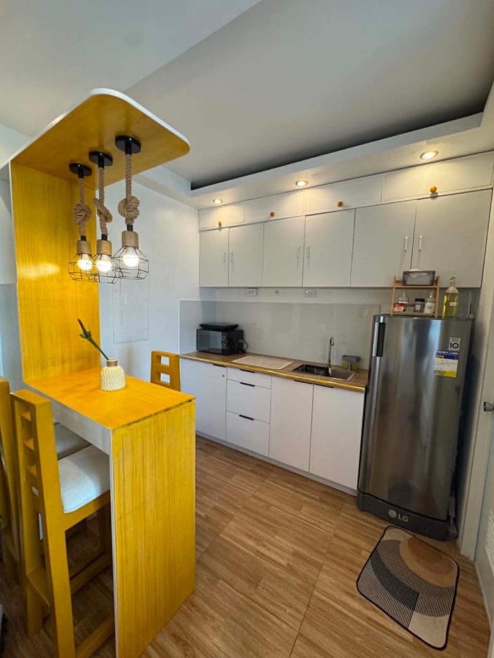A slice of Peace Staycation near Airport Apartment in Las Pinas