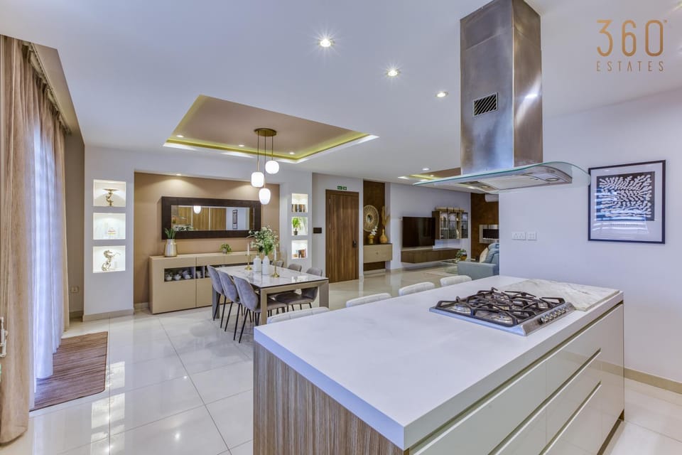Kitchen or kitchenette, Dining area, minibar, oven, stove