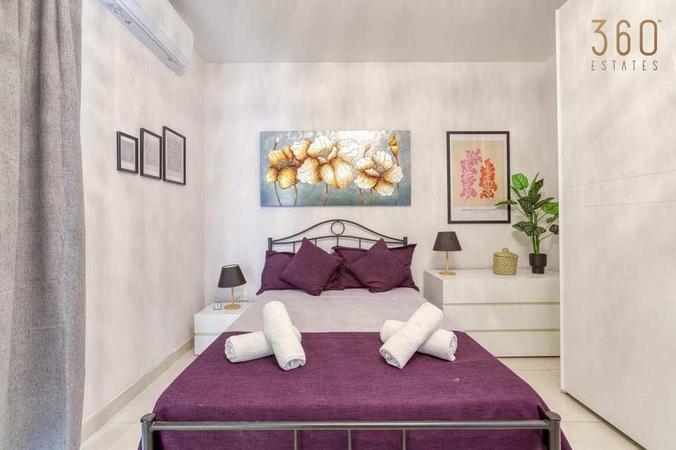 Bed, Living room, Photo of the whole room, Seating area, Bedroom, towels