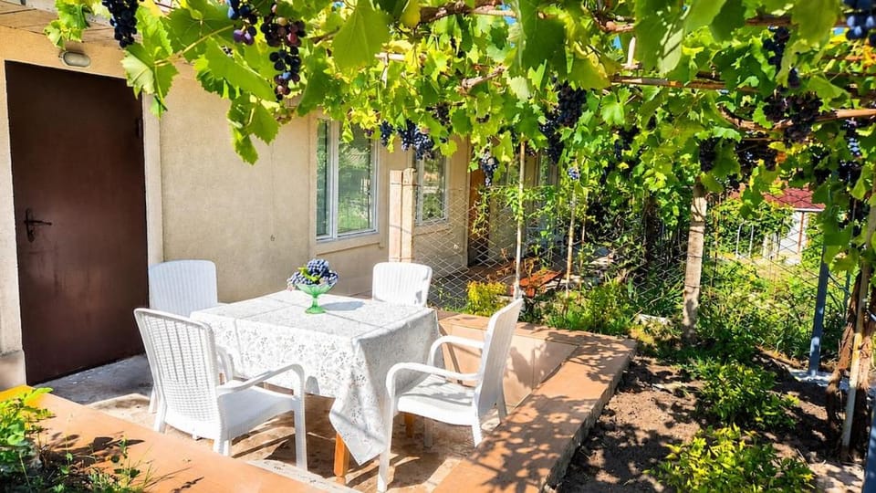 Casa Taur - Garden Hideaway and Sulfur Spring Villa in Moldova