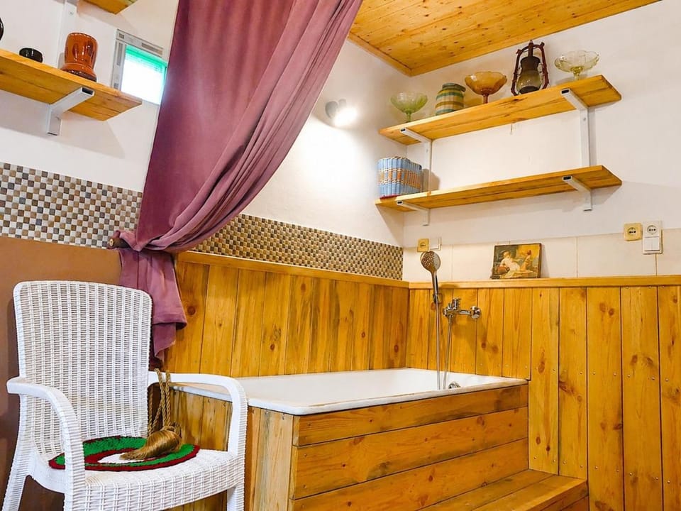 Casa Taur - Garden Hideaway and Sulfur Spring Villa in Moldova