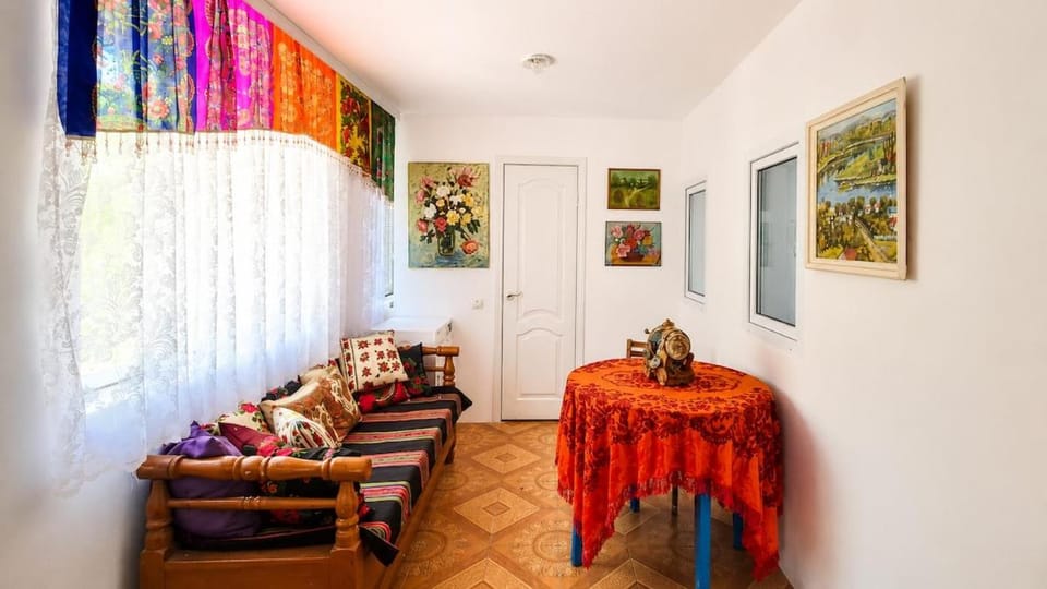Casa Taur - Garden Hideaway and Sulfur Spring Villa in Moldova