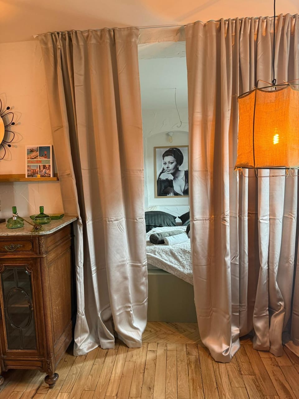 Bed, Living room