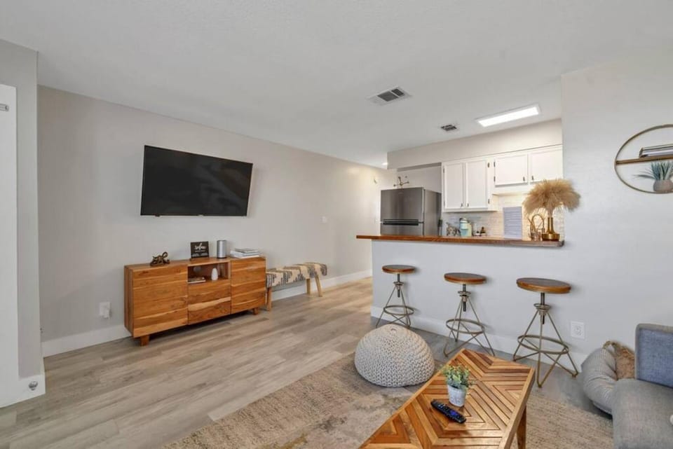 Coastal 1BR Condo on Okaloosa Island Beach Access. House in Okaloosa Island