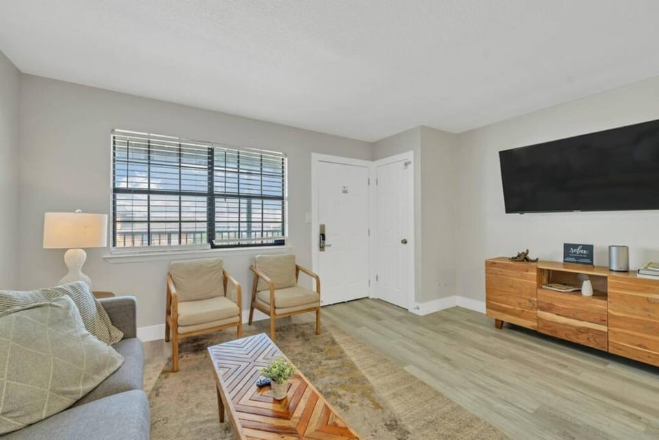 Coastal 1BR Condo on Okaloosa Island Beach Access. House in Okaloosa Island