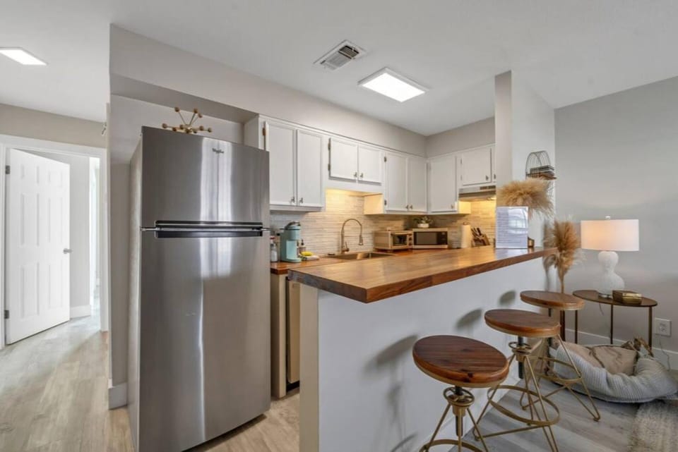 Coastal 1BR Condo on Okaloosa Island Beach Access. House in Okaloosa Island