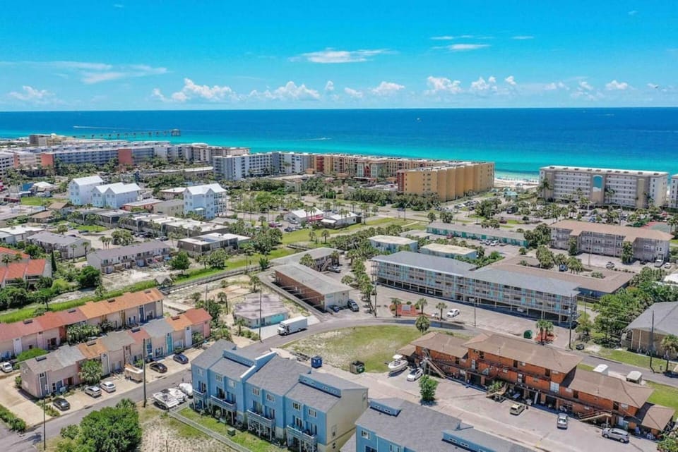 Okaloosa Island 2BR Bungalow Steps to Beach House in Okaloosa Island