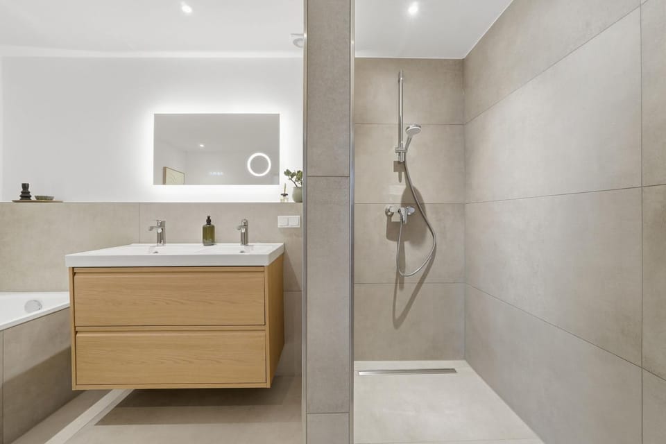 Shower, Toilet, Bathroom, Bath, hair dryier, heating, heating, internet, towels