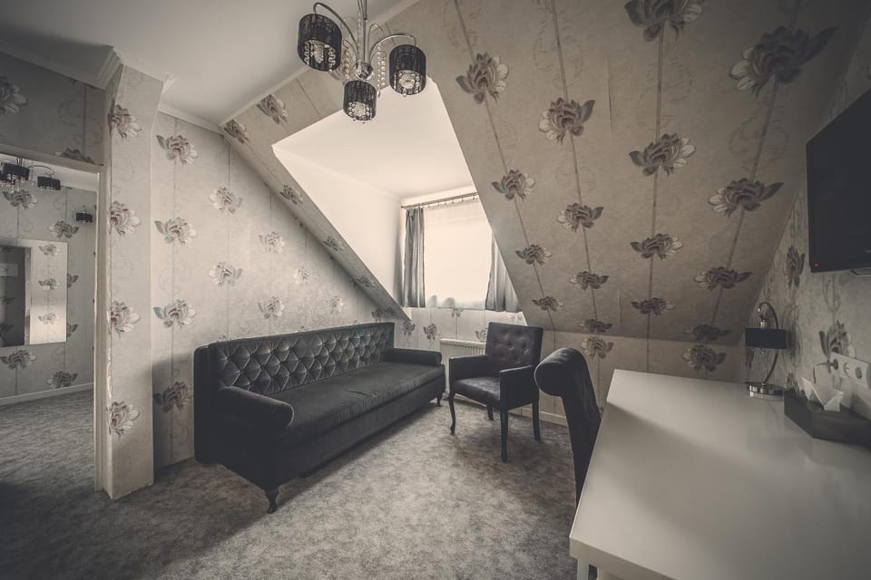 Bed, Living room, Seating area