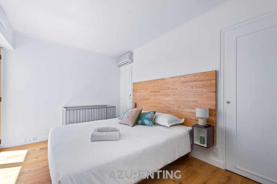 Bed, Photo of the whole room, Bedroom, cot, towels, air conditioner