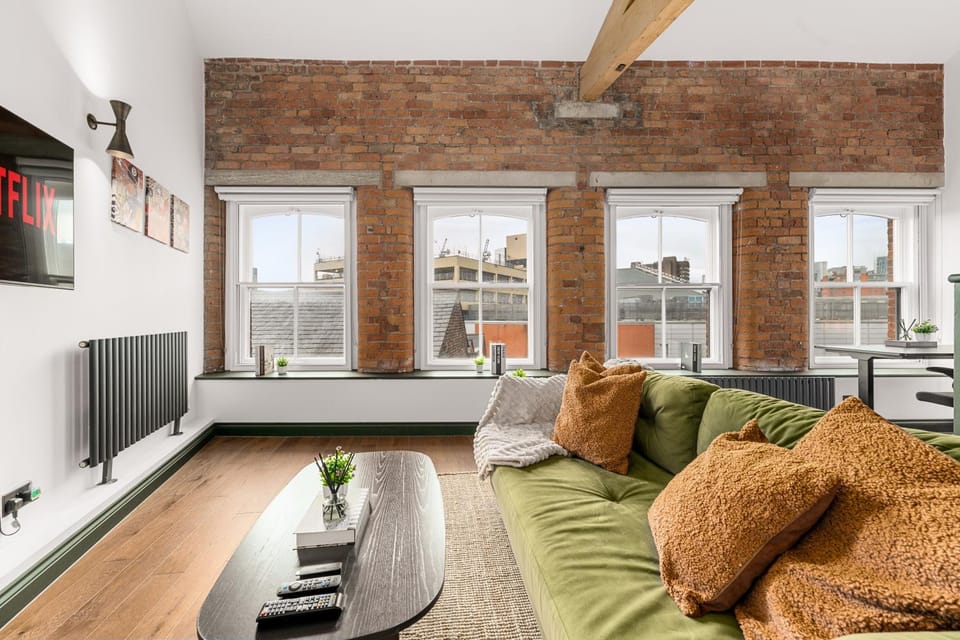 Communal lounge/ TV room, TV and multimedia, Living room, Seating area, Evening entertainment