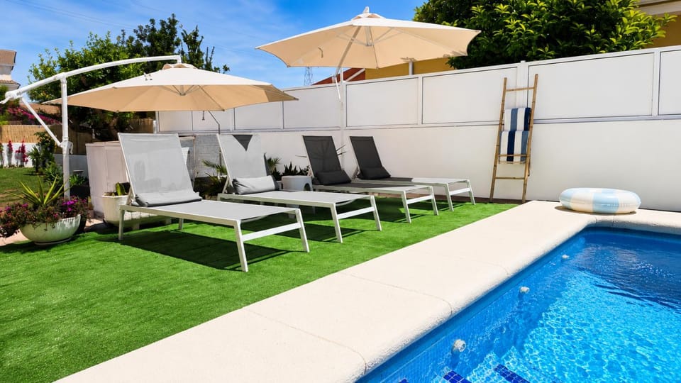 Balcony/Terrace, Swimming pool, sunbed
