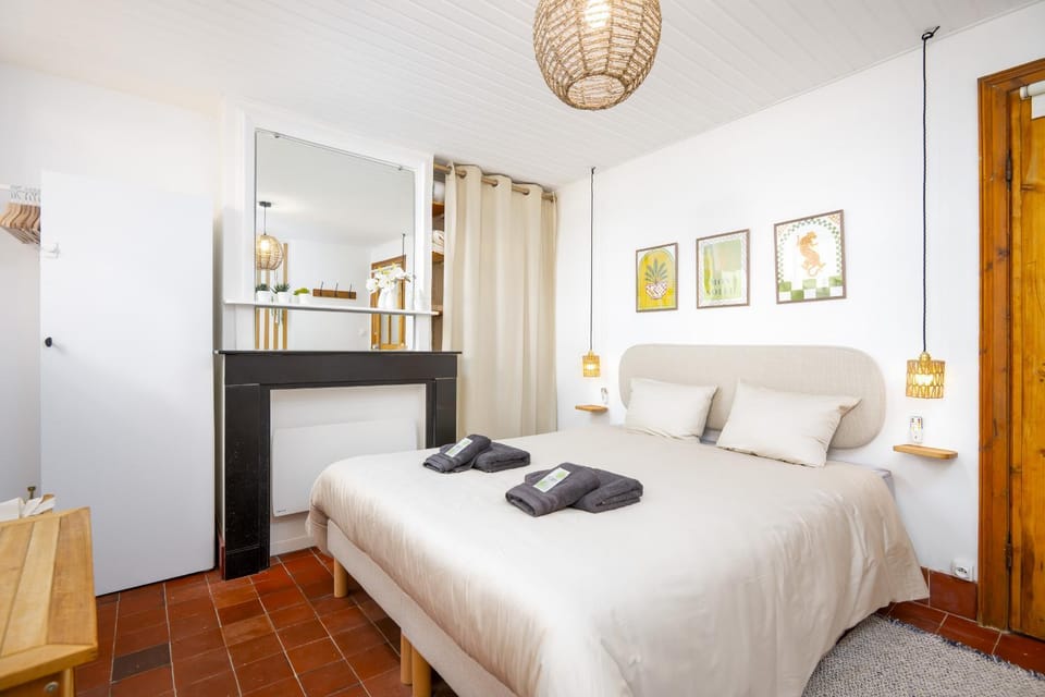 Bed, Photo of the whole room, Bedroom, towels, wardrobe