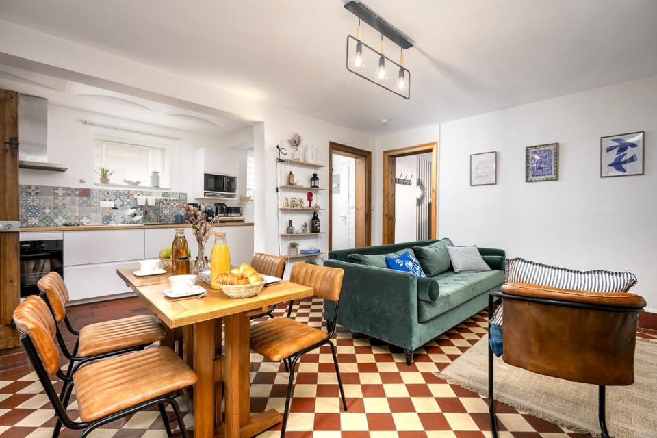 TV and multimedia, Kitchen or kitchenette, Living room, Seating area, Dining area