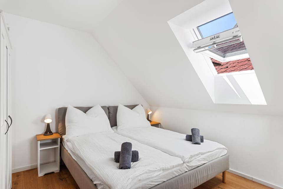 Bed, Bedroom, towels