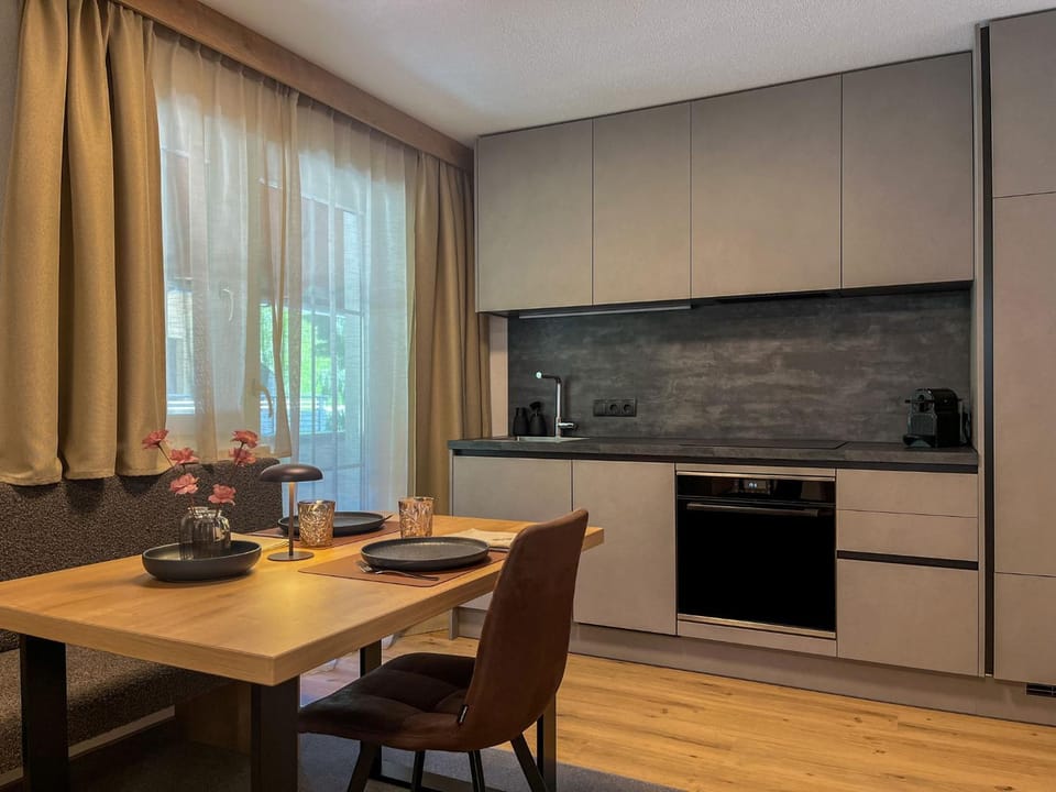 Kitchen or kitchenette, Dining area