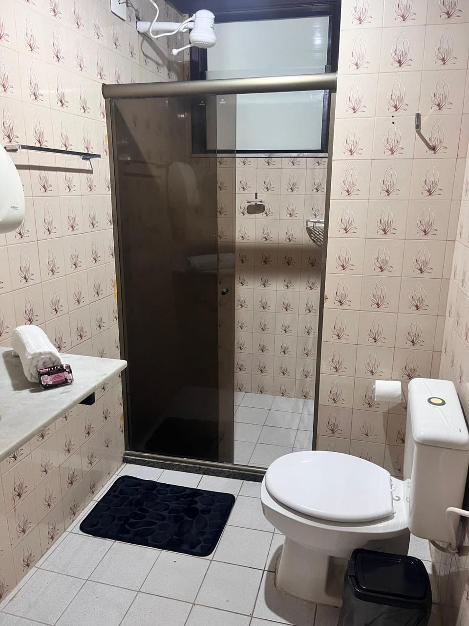 Shower, Toilet, Bathroom, towels
