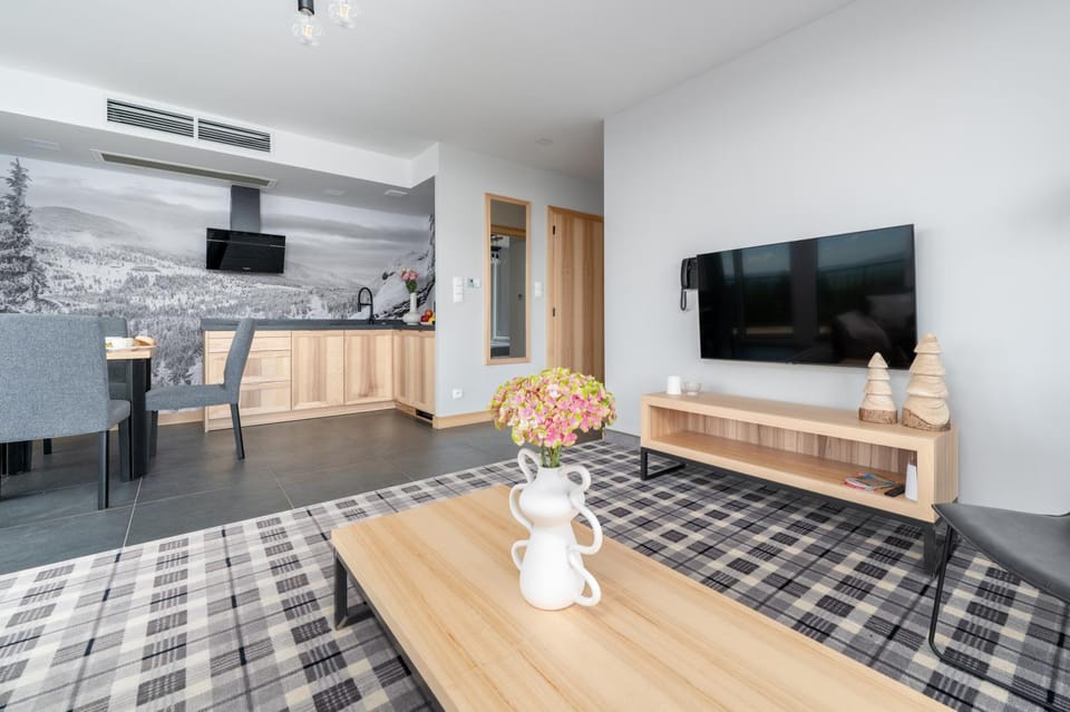 TV and multimedia, Kitchen or kitchenette, Living room, Seating area, Dining area