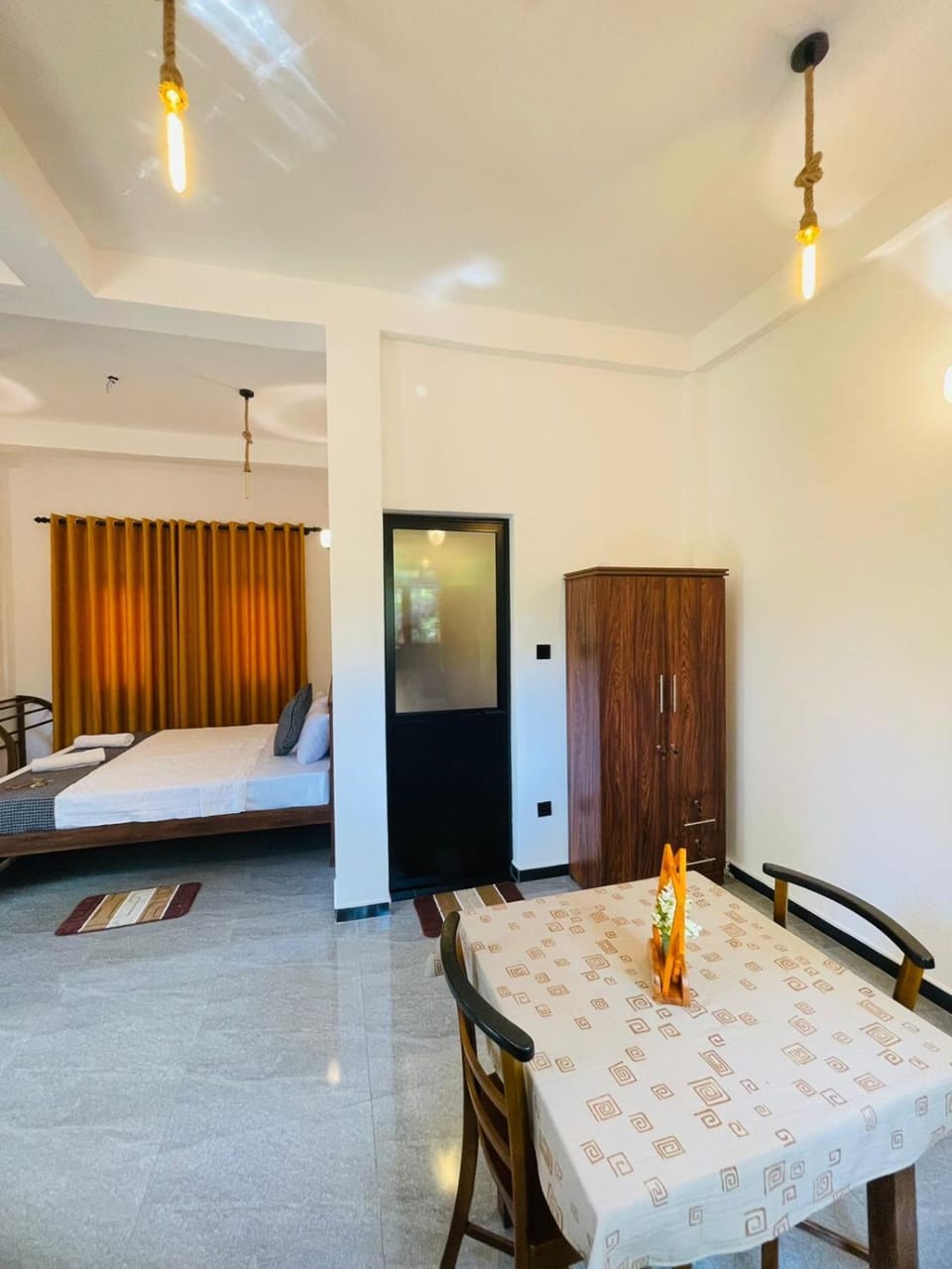 Bed, Dining area