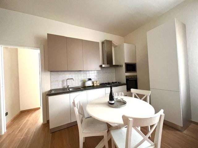 Kitchen or kitchenette, Dining area, oven, stove