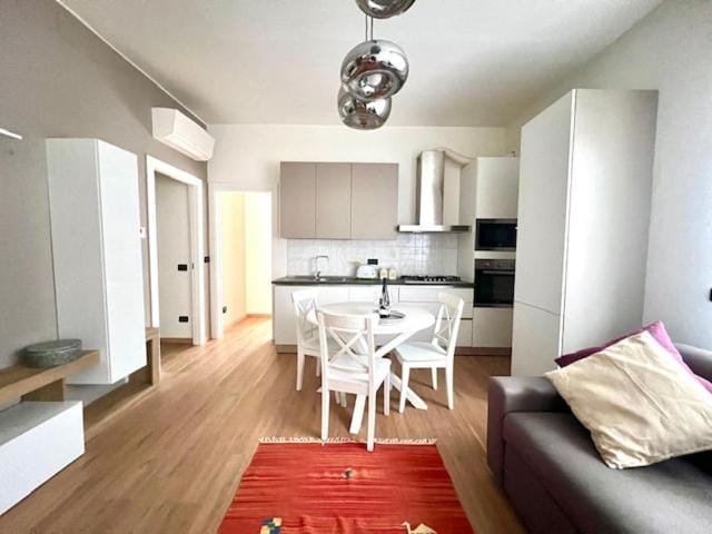 Kitchen or kitchenette, Seating area, Dining area, oven, pet friendly