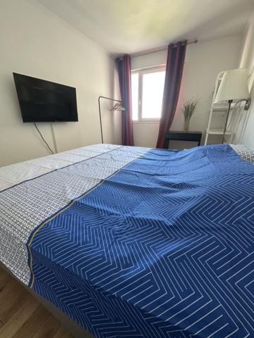 Bed, TV and multimedia, Photo of the whole room, Bedroom