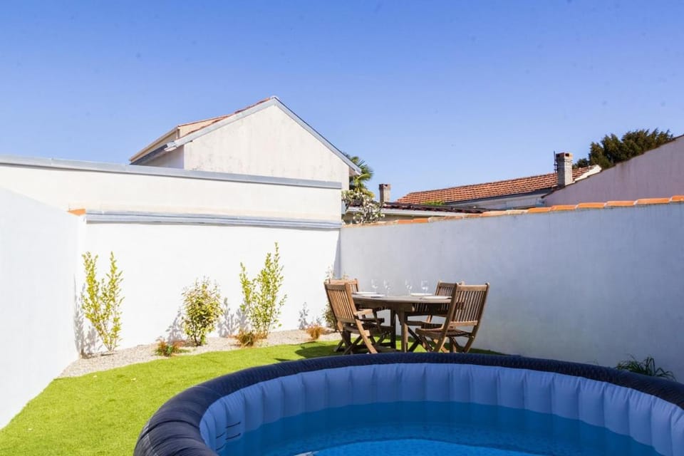 Grande maison familiale en ville avec Jacuzzi Bed and Breakfast in La Rochelle