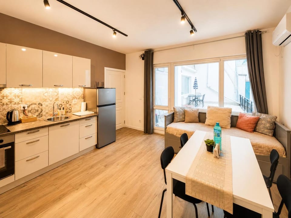 Kitchen or kitchenette, Living room, stove