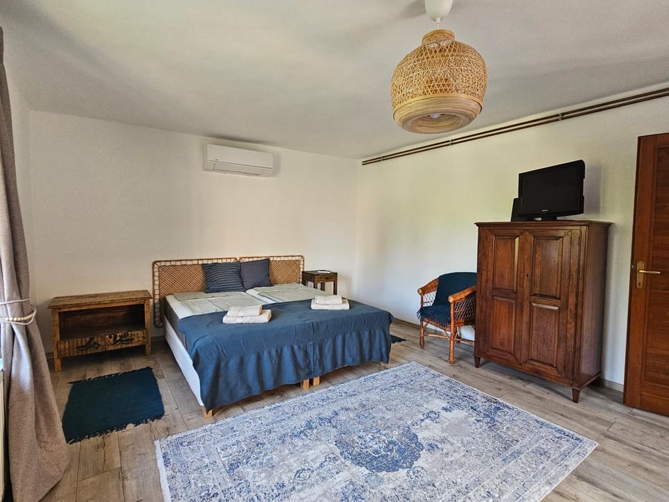 Bed, Living room, Seating area, Bedroom, wardrobe