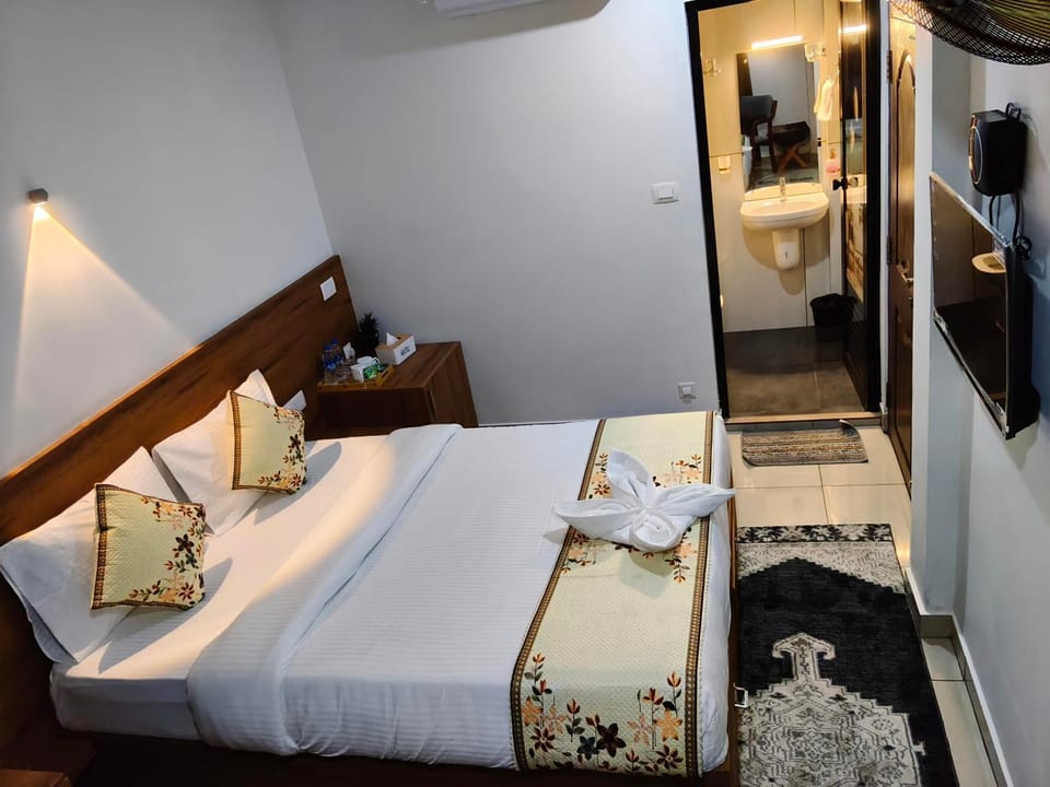 Bed, Bathroom, TV and multimedia, Bedroom, minibar