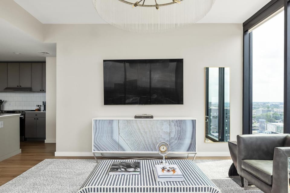 20th Floor Corner - Lumiere Blanc Retreat Apartment in Buckhead