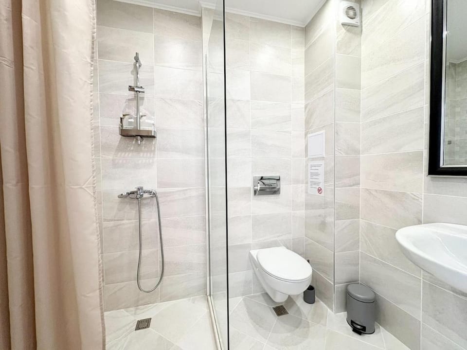 Shower, Toilet